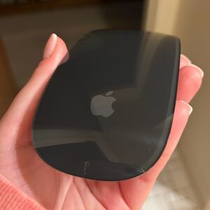 APPLE MAGIC MOUSE (black, lightning port) — LIKE NEW